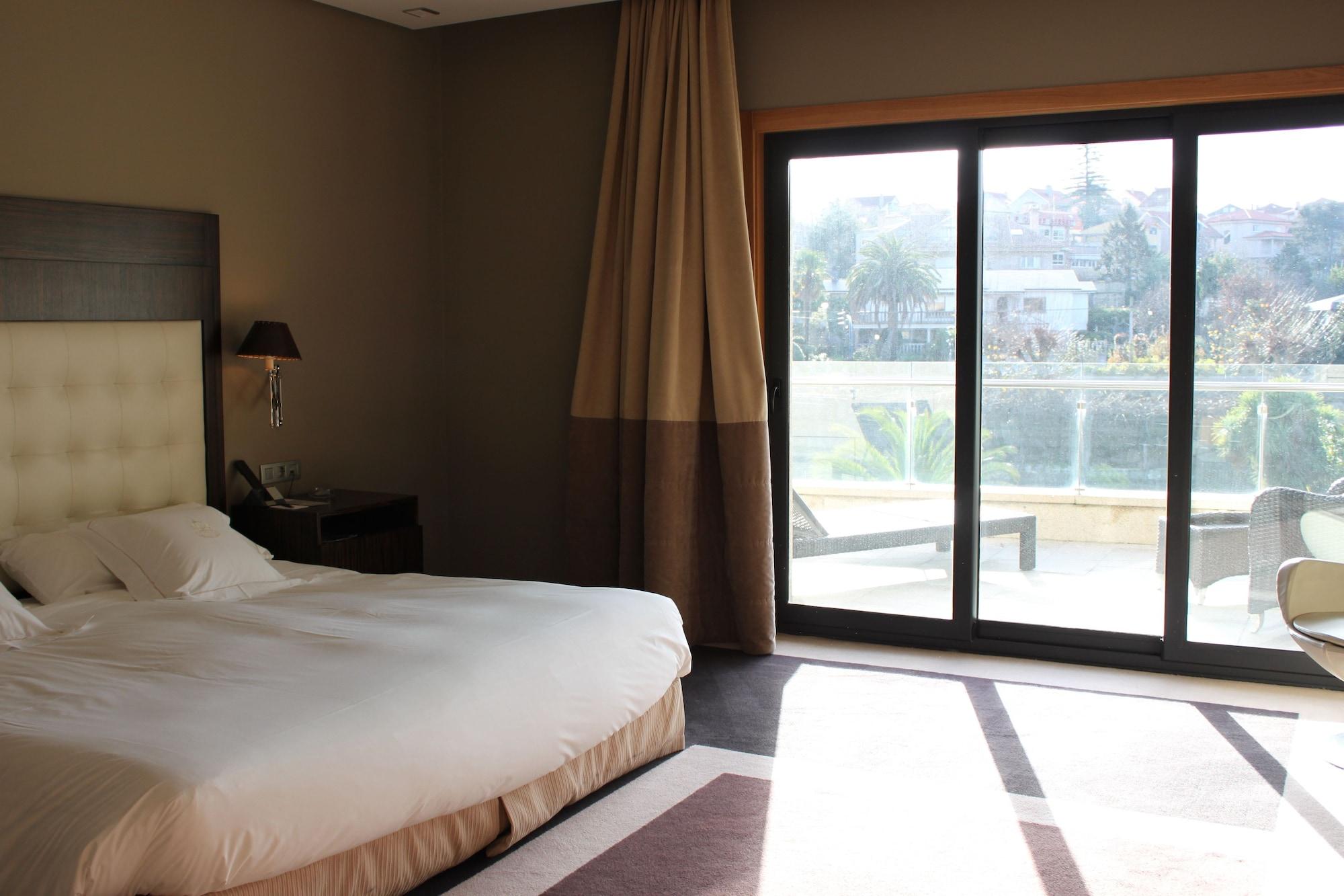 Hotel Pazo Los Escudos Spa&Beach Vigo Exterior foto A room at the hotel