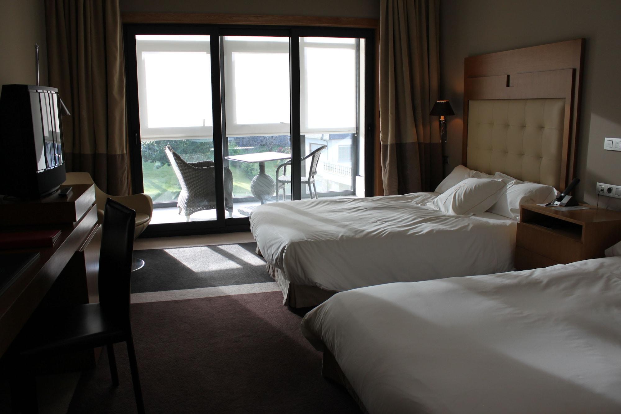 Hotel Pazo Los Escudos Spa&Beach Vigo Exterior foto A room at the hotel