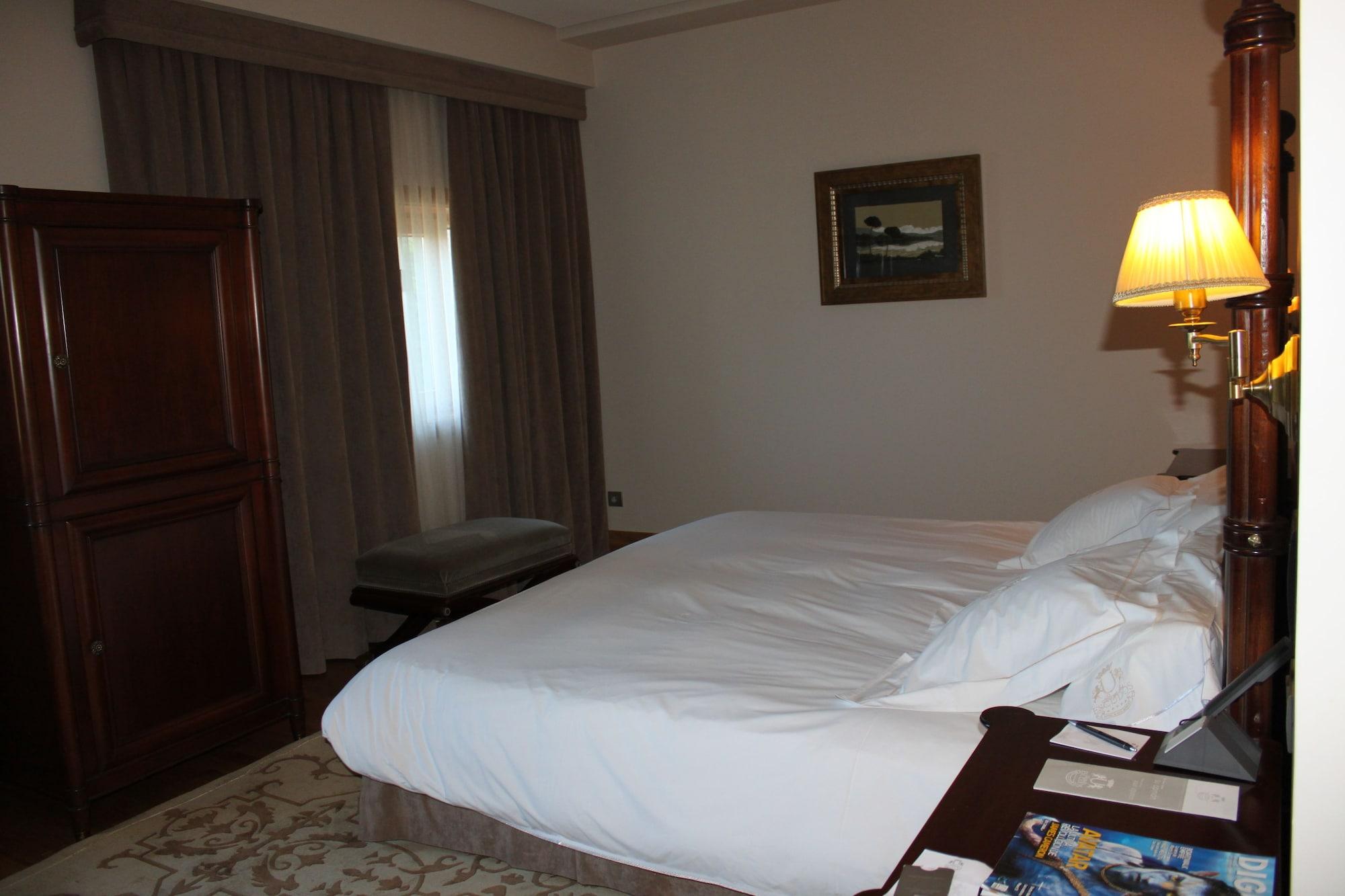 Hotel Pazo Los Escudos Spa&Beach Vigo Exterior foto A bedroom at the hotel