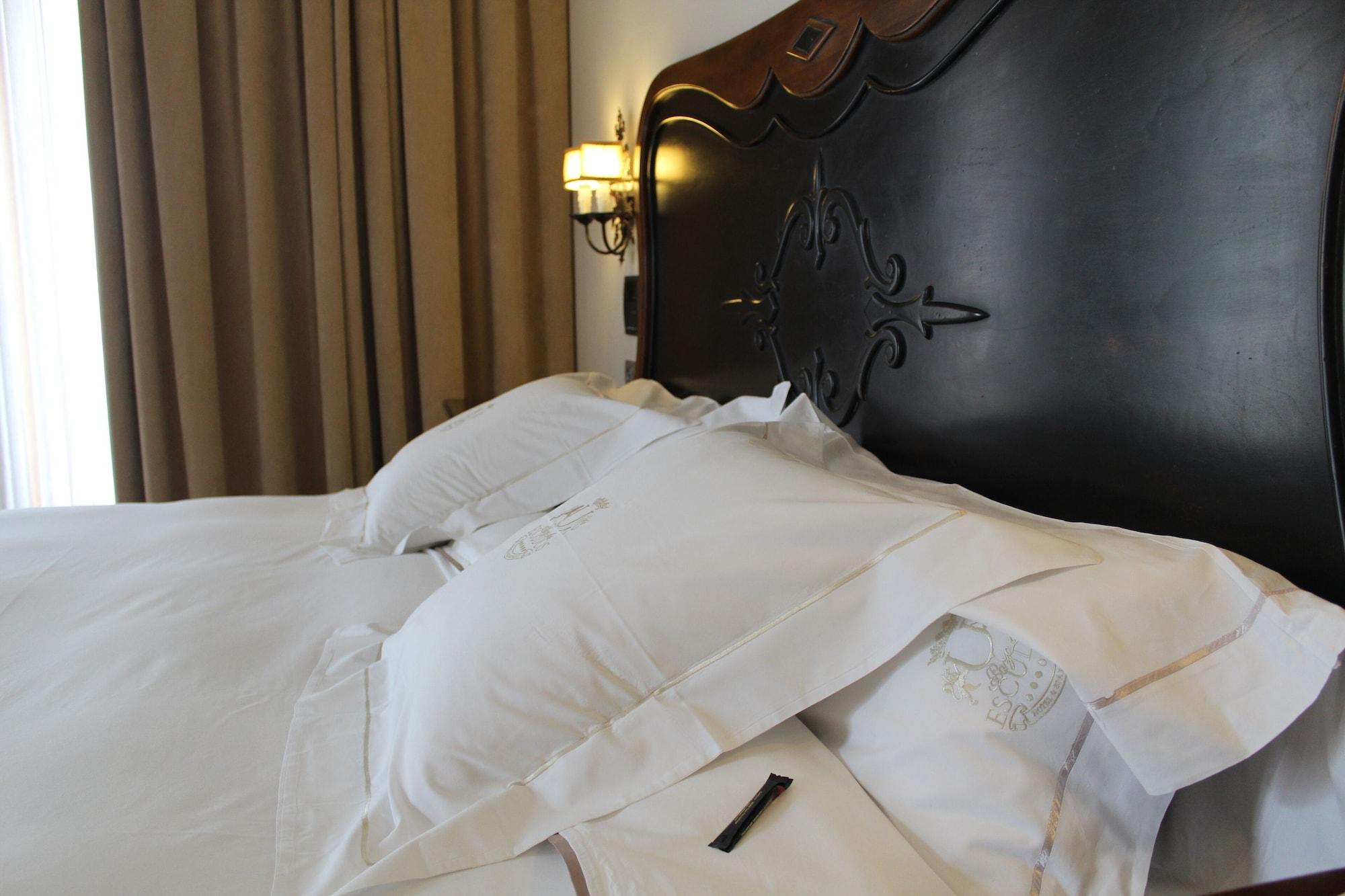 Hotel Pazo Los Escudos Spa&Beach Vigo Exterior foto A bed with a duvet