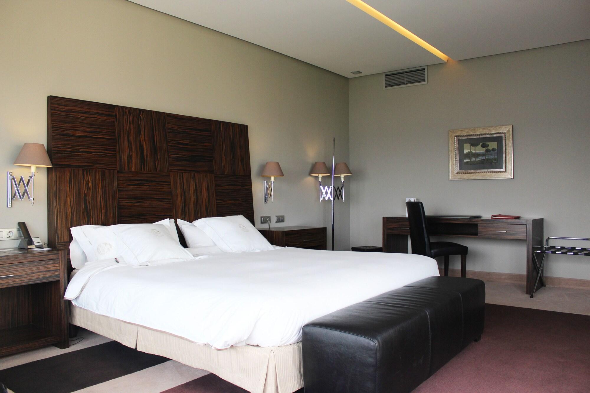 Hotel Pazo Los Escudos Spa&Beach Vigo Exterior foto A room at the hotel