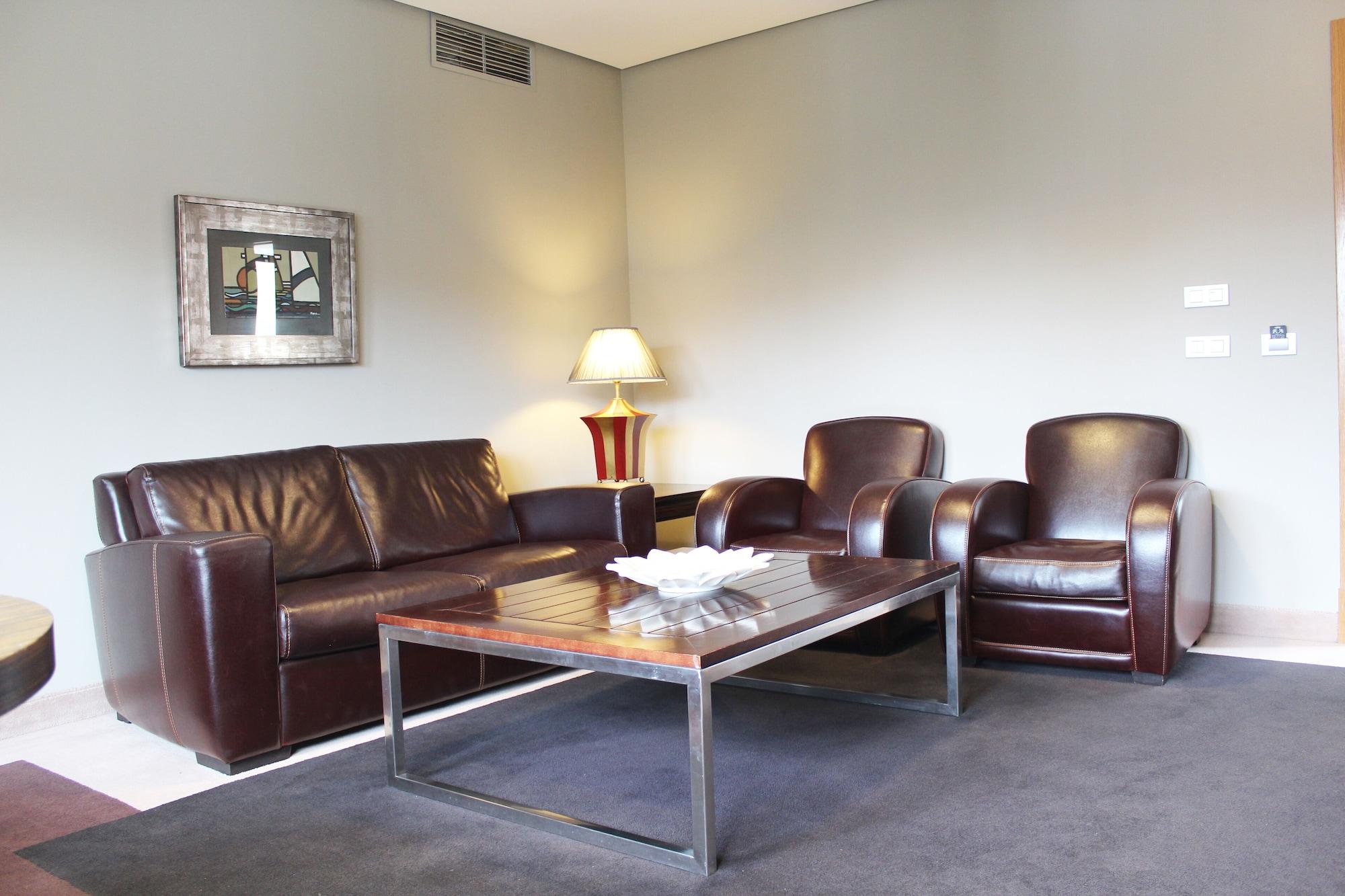 Hotel Pazo Los Escudos Spa&Beach Vigo Exterior foto A living room with leather furniture