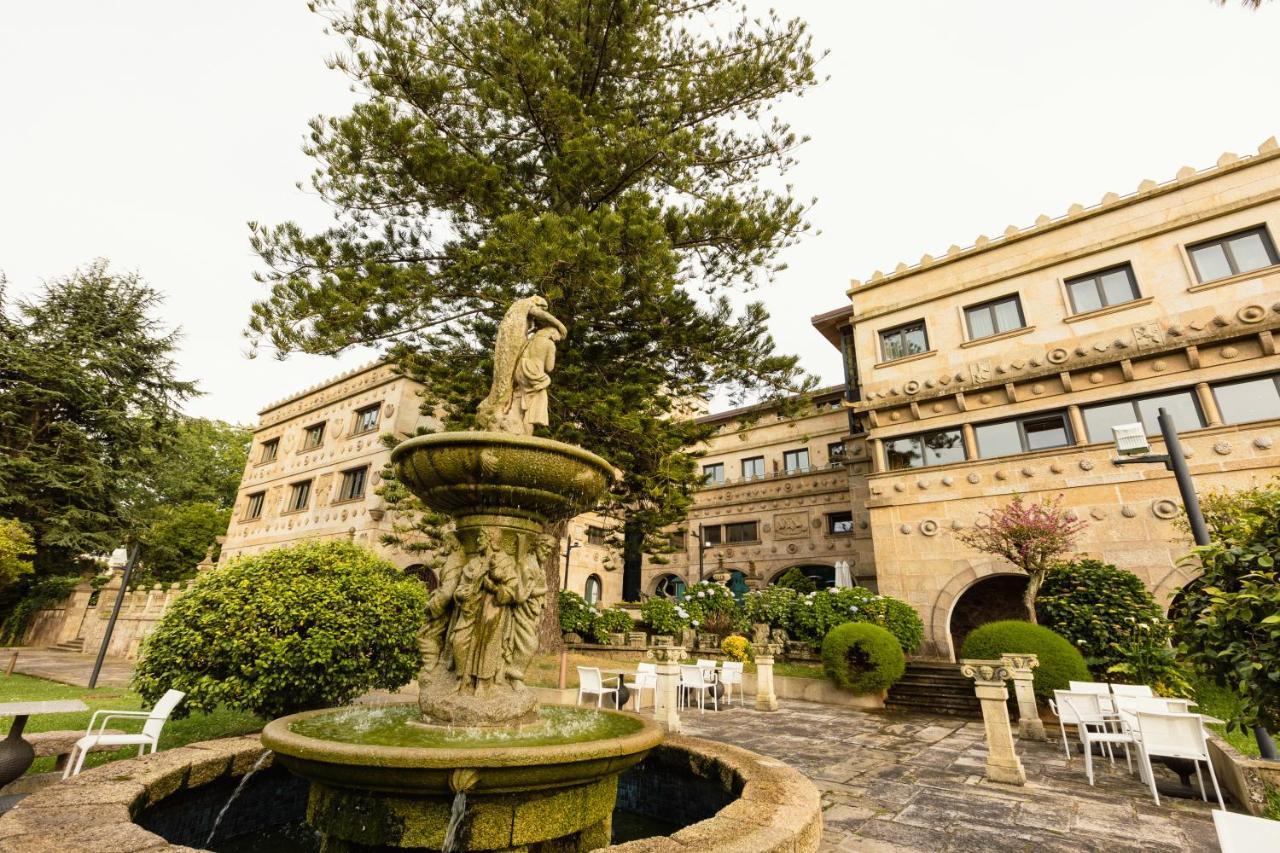 Hotel Pazo Los Escudos Spa&Beach Vigo Exterior foto Fountain in the courtyard of the hotel