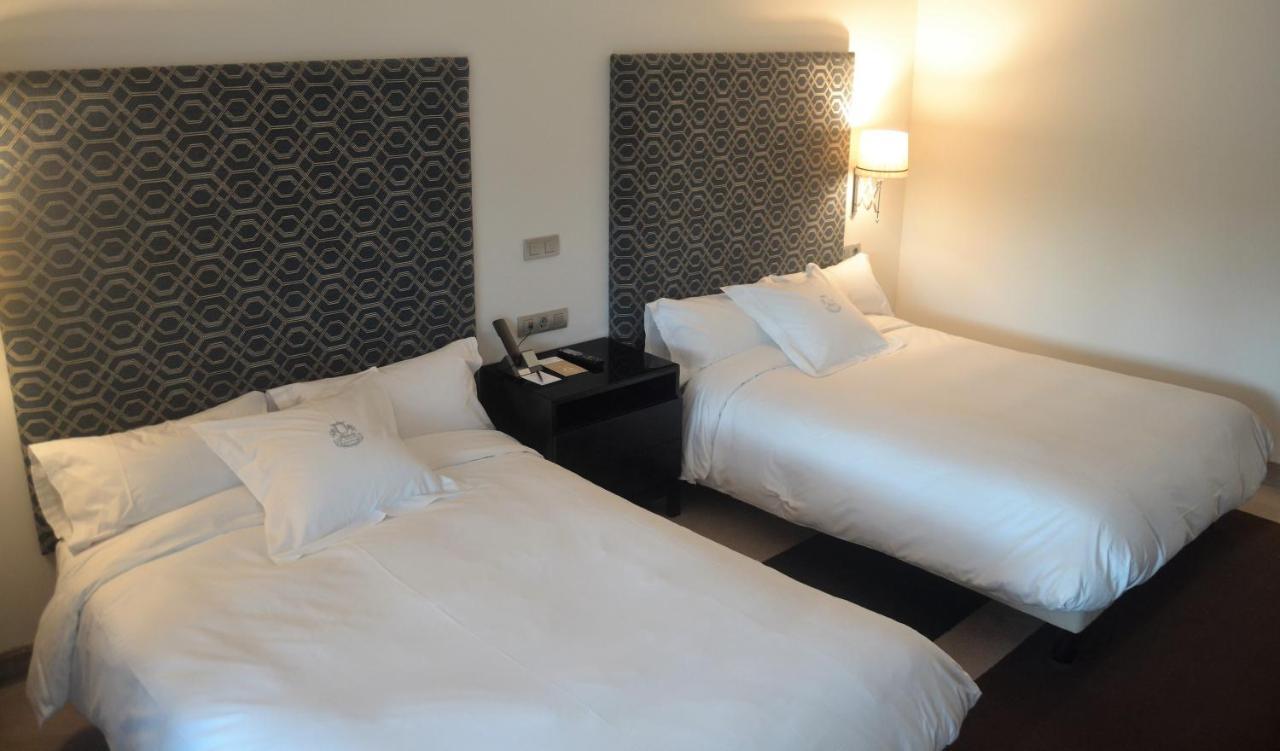 Hotel Pazo Los Escudos Spa&Beach Vigo Exterior foto A room at the hotel
