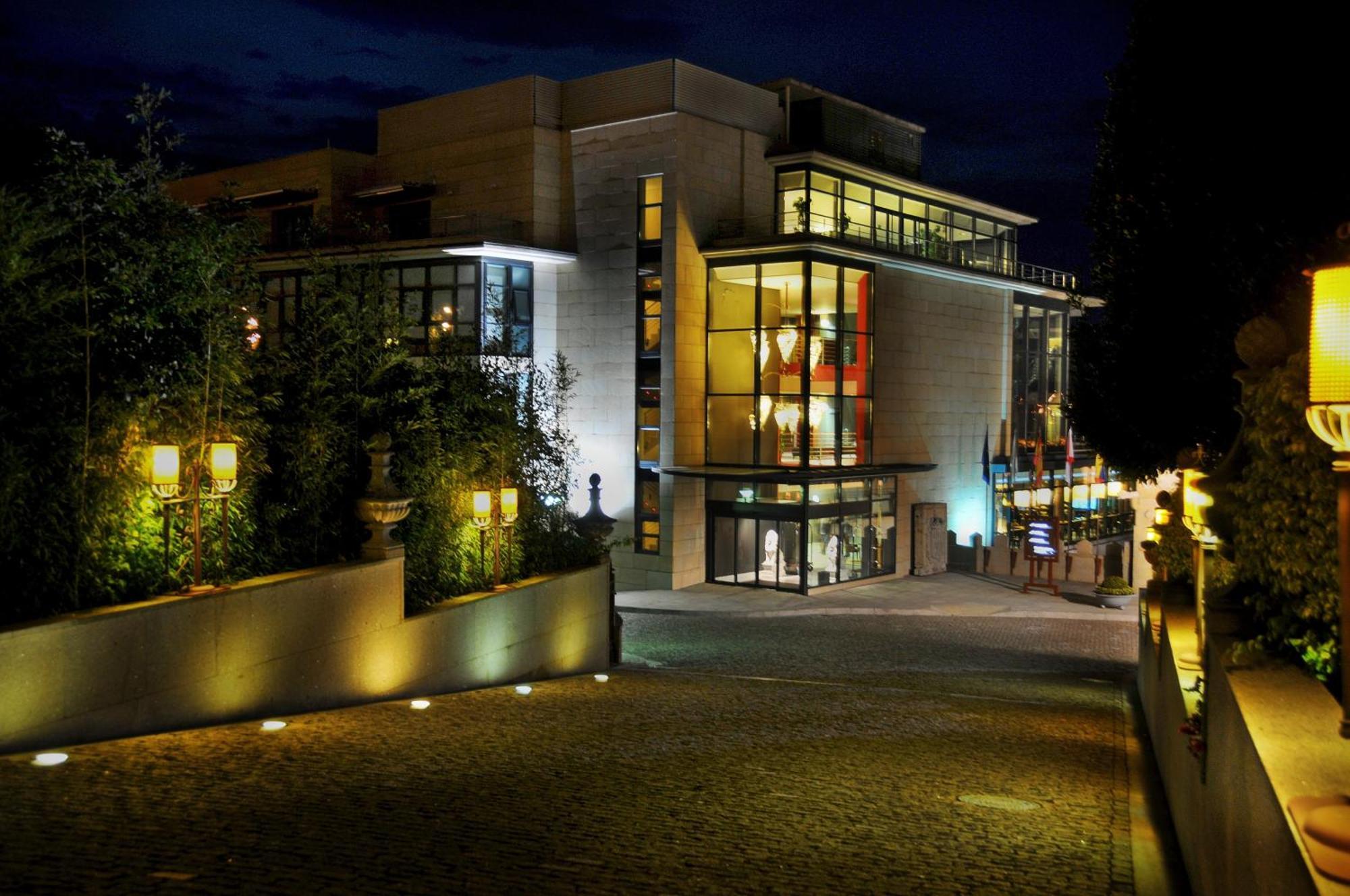 Hotel Pazo Los Escudos Spa&Beach Vigo Exterior foto The main entrance of the museum