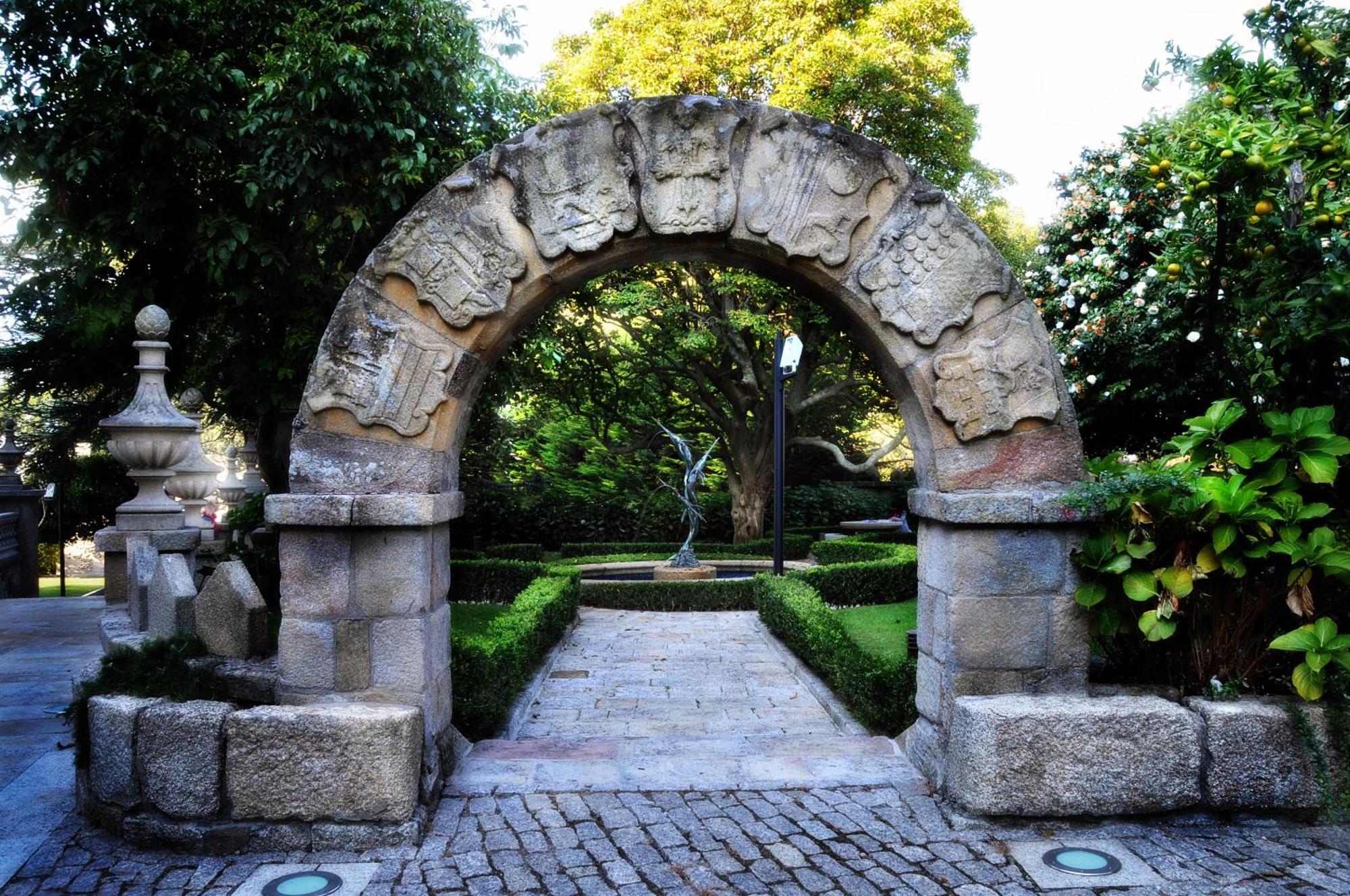 Hotel Pazo Los Escudos Spa&Beach Vigo Exterior foto Entrance to the gardens