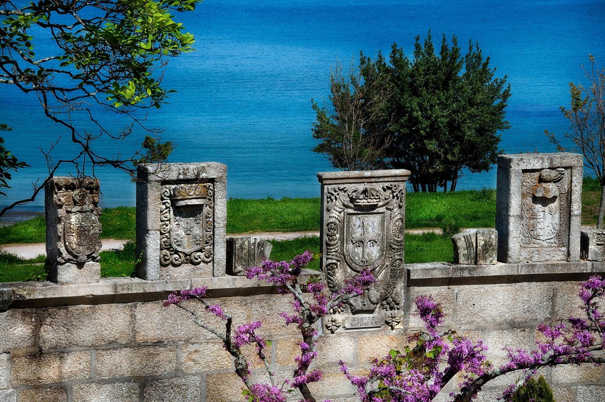 Hotel Pazo Los Escudos Spa&Beach Vigo Exterior foto The four columns of the temple